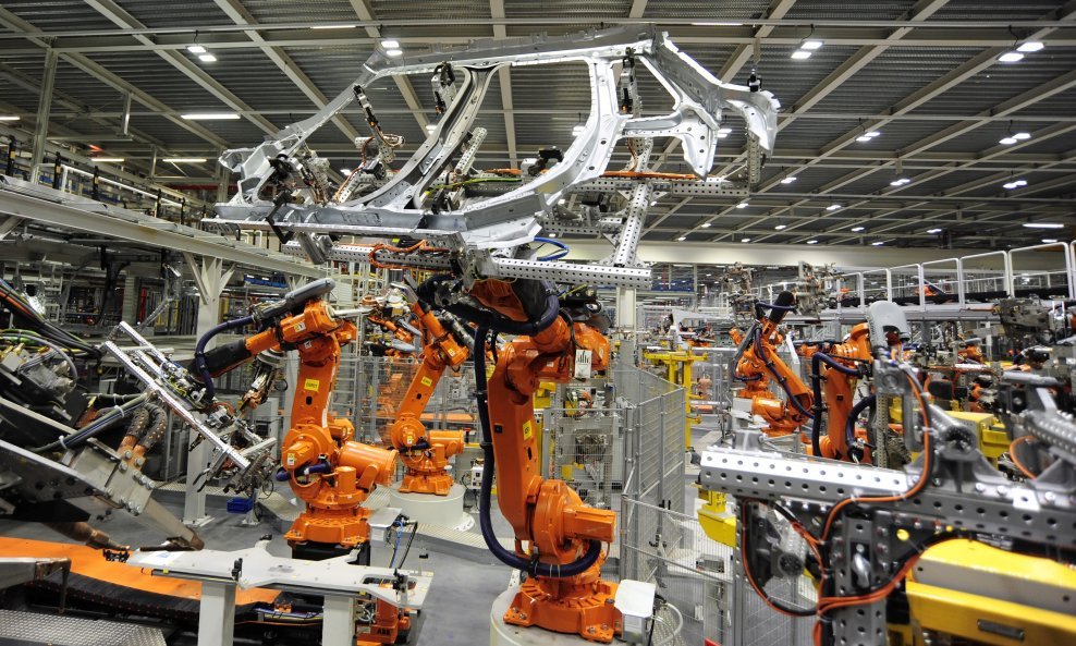 Roboti rade na proizvodnji okvira za vrata automobila