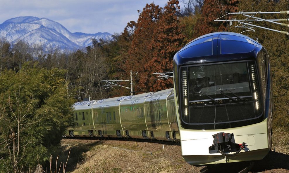 Vlak se može podičiti futurističkim panoramnskim vagonom