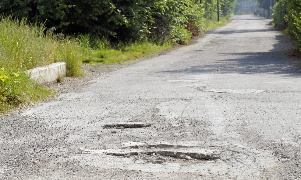 Rupe na cesti mogu izazvati oštećenja na automobilu