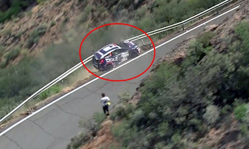 Bez zaštitne ograde ova bi trkaća Ford Fiesta R5 završila na dnu provalije