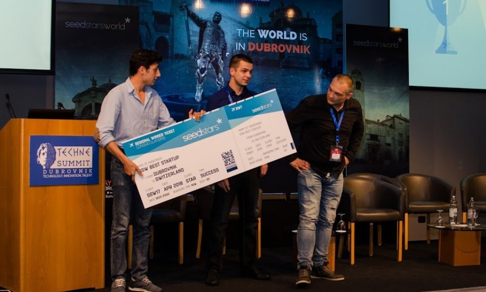 Josip Crnjac (u sredini) i Dario Pozder (desno) tijekom dodjele nagrade