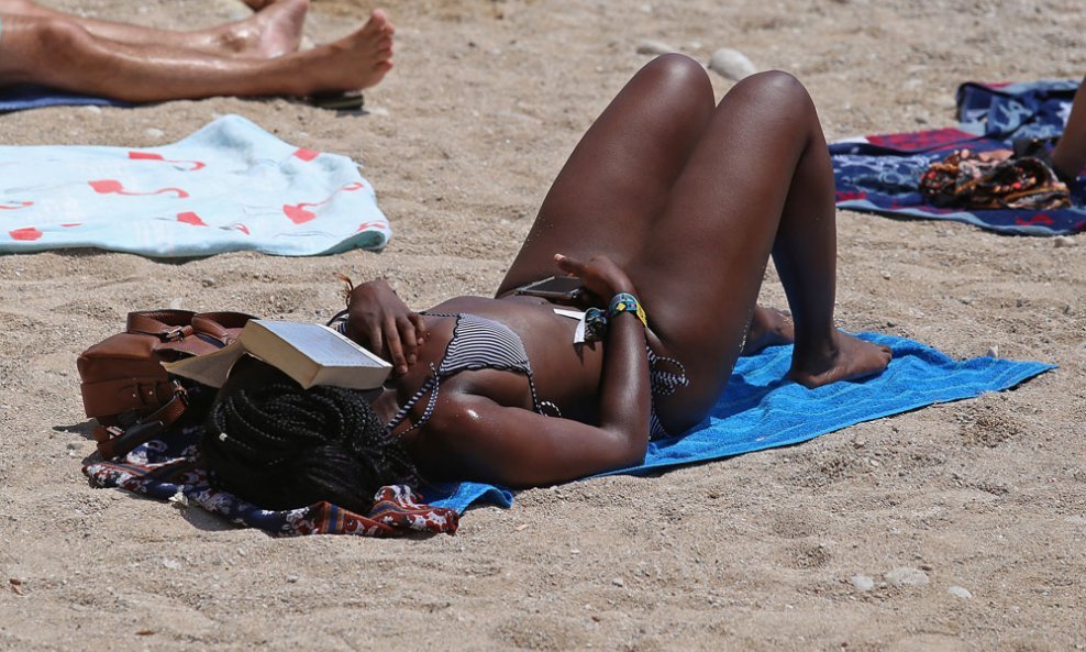Turisti uživaju u kupanju i sunčanju na dubrovačkoj plaži Banje (8)