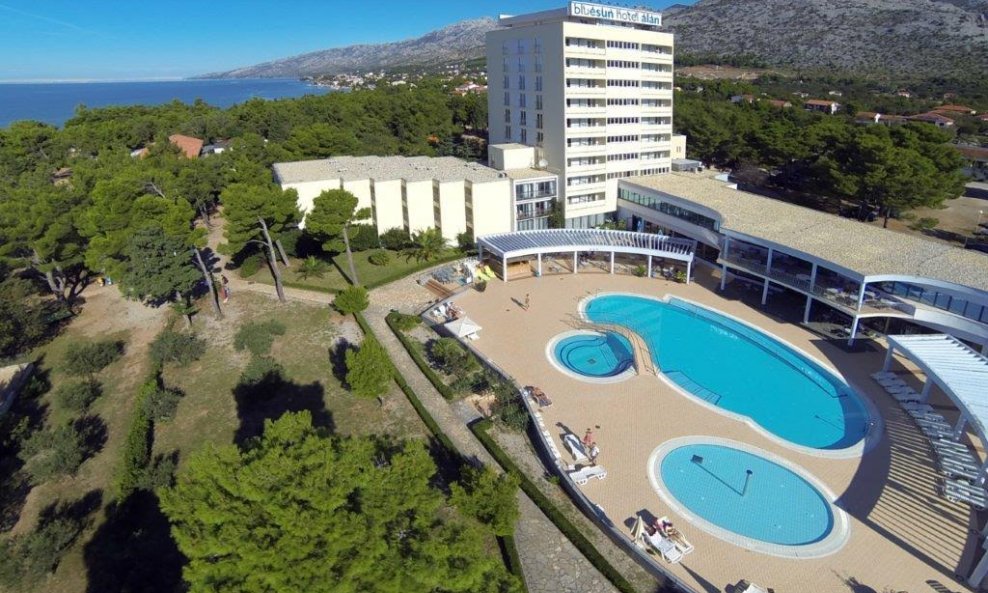 Hotel Alan idućih pet godina po 154 dana godišnje ide u zakup britanskom Neilsonu, zbog čega je promijenio marketinško ime u Alana Beach Club