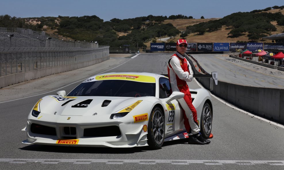Michael Fassbender pored Ferrarija 488 Challenge kojeg će voziti na utrkama