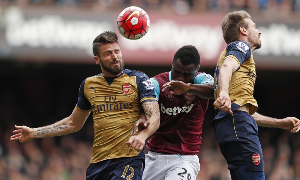 Olivier Giroud (L), Nacho Monreal (D) i Emmanuel Emenike