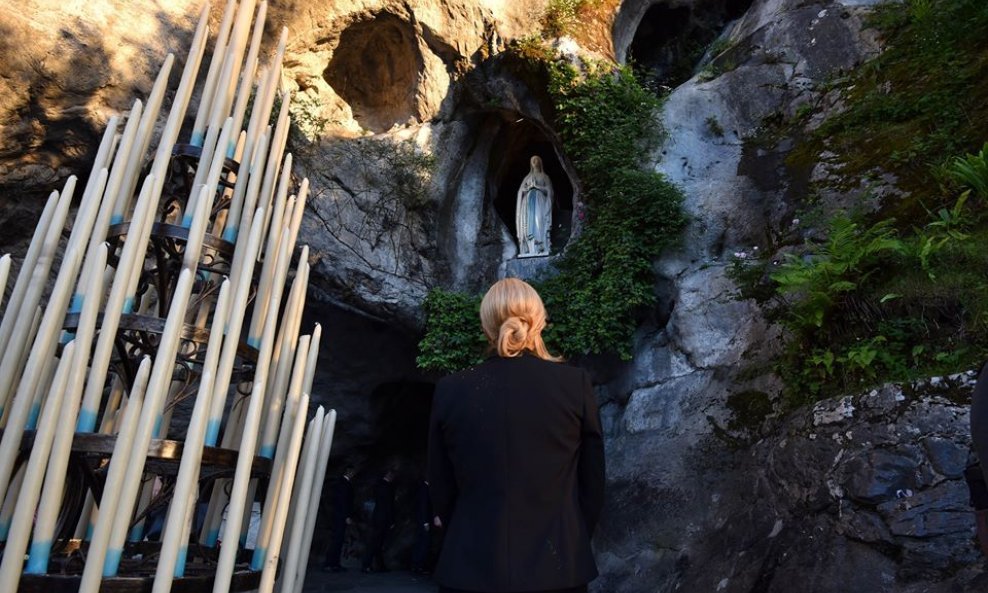 Predsjednica se pomolila Gospi u Lourdesu