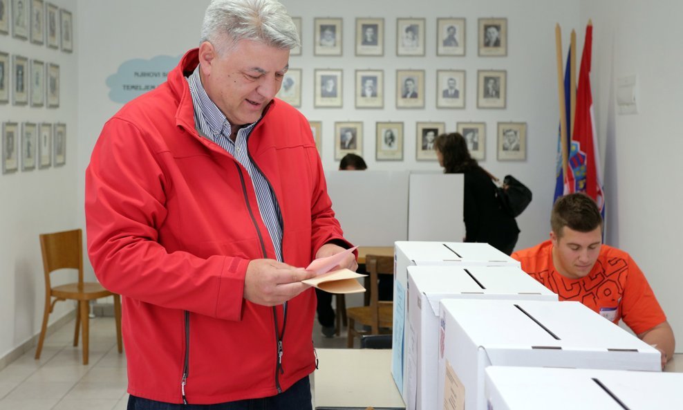 Potpredsjednik SDP-a Zlatko Komadina rekao je kako SDP uvijek mora biti spreman za izbore te da to jest, a pitanje je je li spreman HDZ