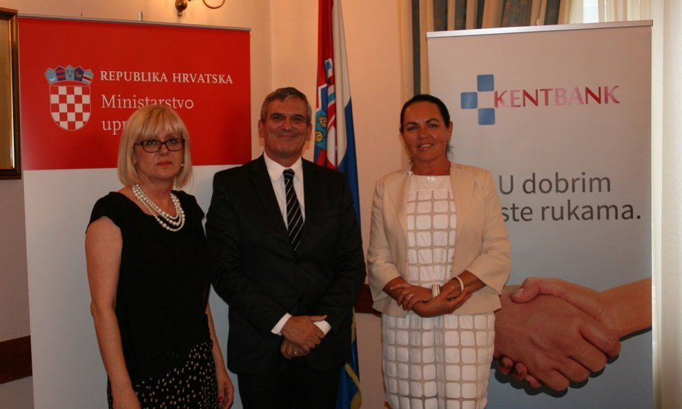  Anđelka Buneta, predsjednica Uprave Financijske agencije; Ivo Bilić, predsjednik Uprave KentBank d.d.; dr.sc. Dubravka Jurlina Alibegović, ministrica uprave