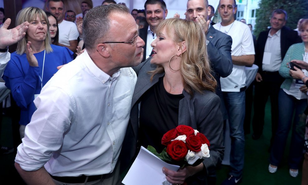 Zlatko Hasanbegović i Bruna Esih u izbornom stožeru u restoranu Mostovi slave nakon izlaznih anketa rezultate lokalnih izbora