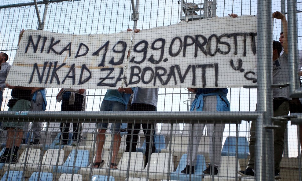 Transparent navijača Cibalije 'Nikad 1999. zaboraviti, nikad oprostiti'