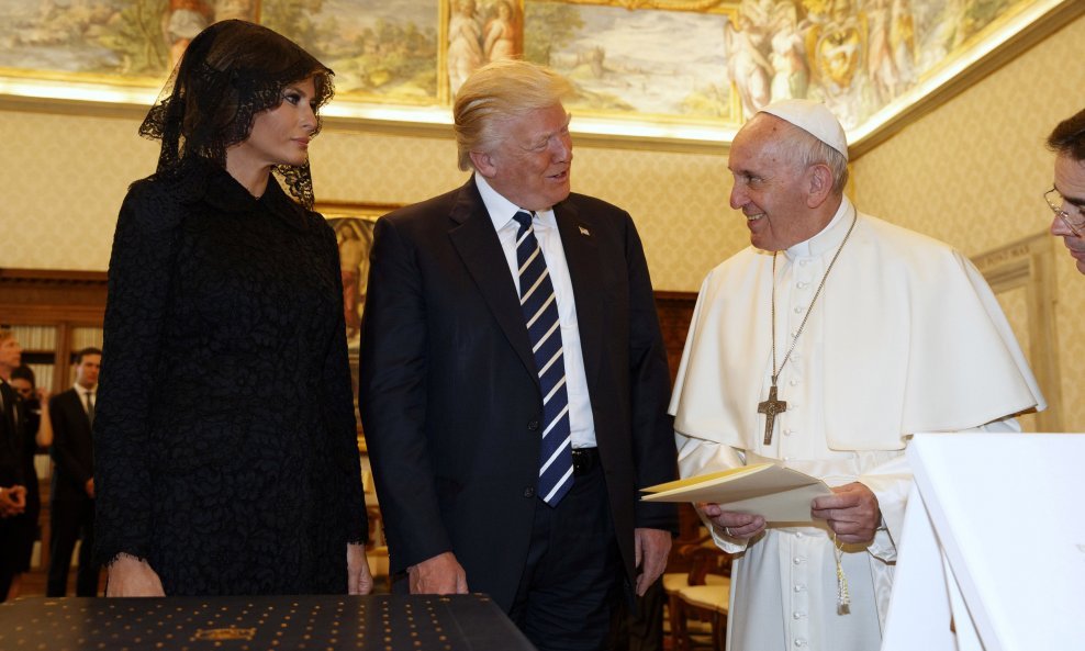 Papa je upitao prvu damu Amerike: 'Šta mu dajete jesti, pizzu?  Melanija se nasmijala i odgovorila: 'Pizzu, da'.