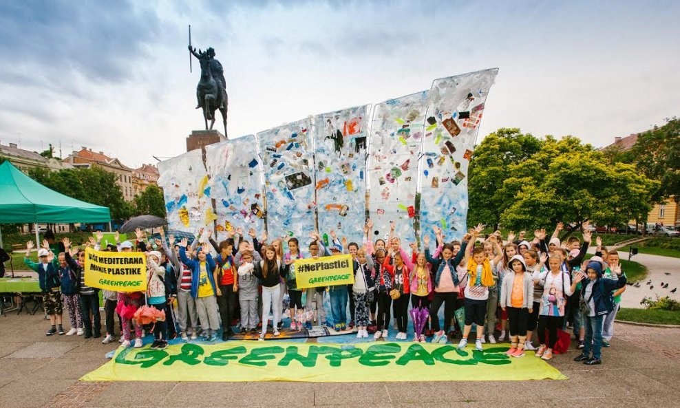 Plastični val na Trgu kralja Tomislava u Zagrebu