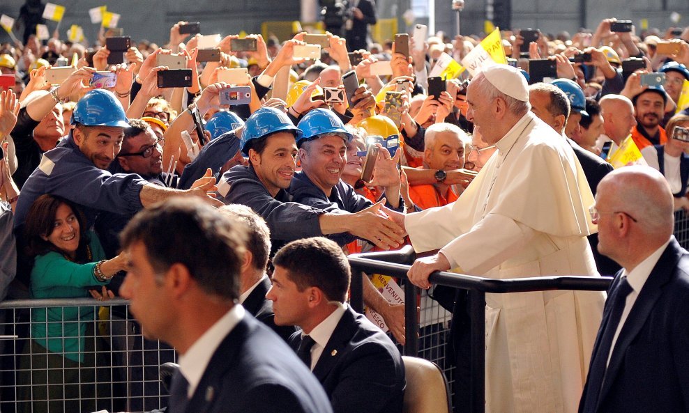 Papa Franjo u tvornici