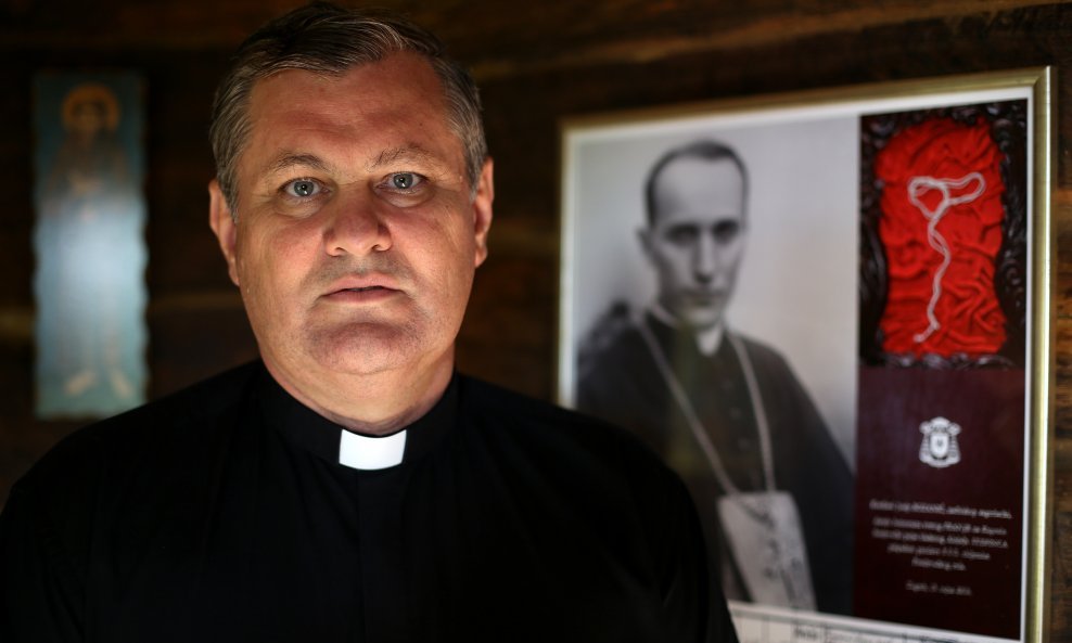 Sisačkog biskupa Vladu Košića svrstava se u krajnje desno krilo Katoličke crvke u Hrvatskoj