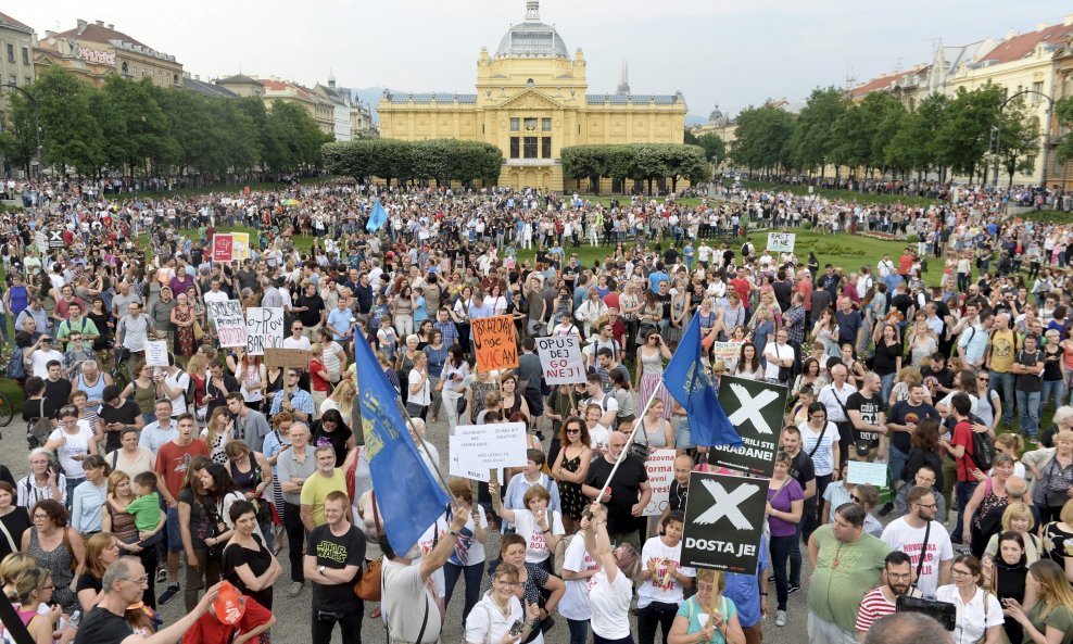 Prosvjednici su 'okupirali' Trg kralja Tomislava
