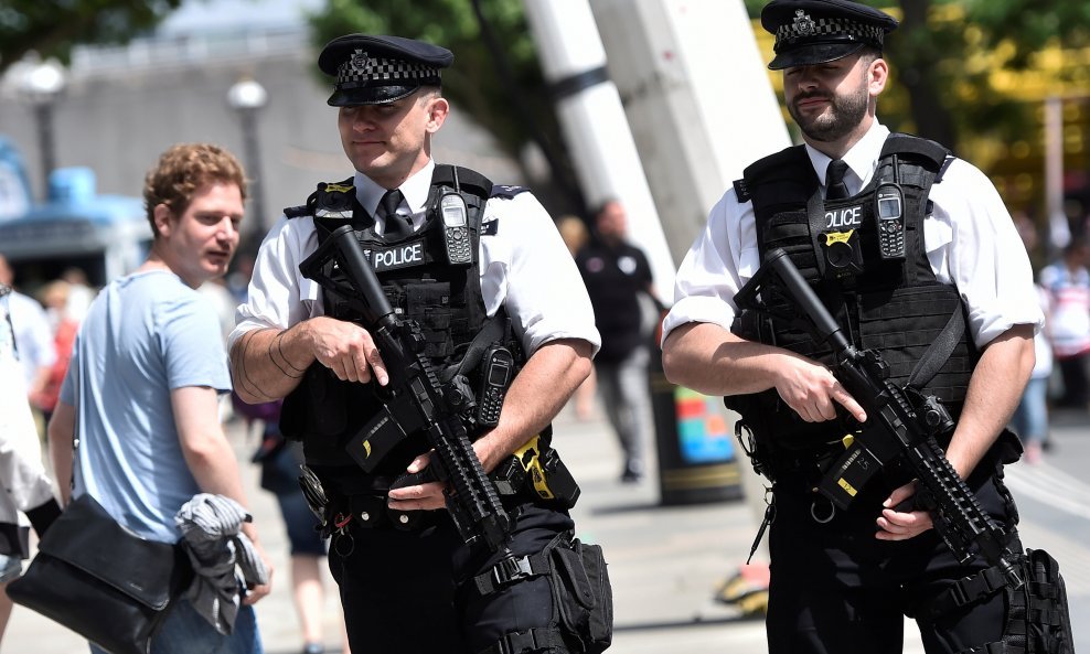 Naoružani policijaci u ophodnji južnom obalom Temze u Londonu