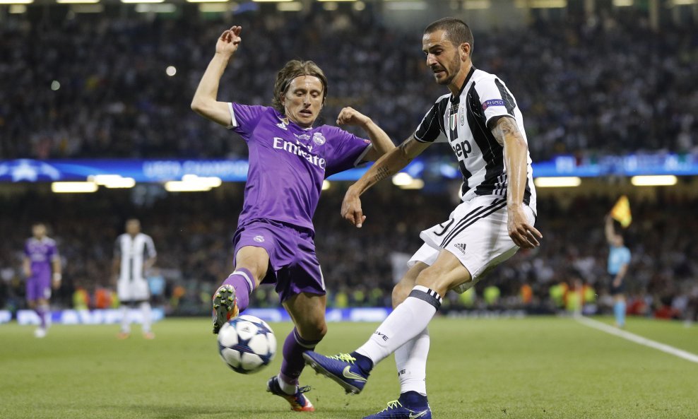 Luka Modrić u duelu s Leonardom Bonuccijem