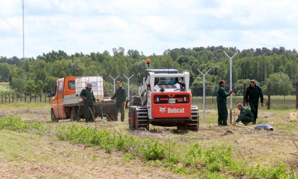 Postavljanje stupova za ogradu na granici Litve i Kaljiningrada