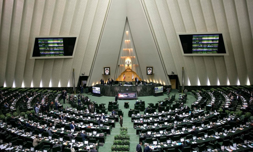 Pucnjava u iranskom parlamentu još traje