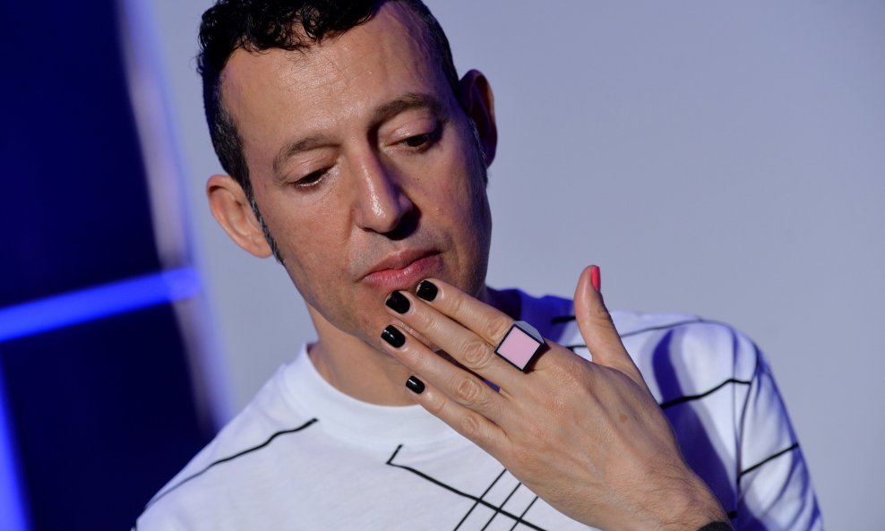 Karim Rashid na otvaranju izložbe namještaja