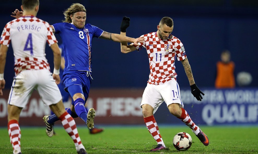 Birkir Bjarnason u duelu s Marcelom Brozovićem