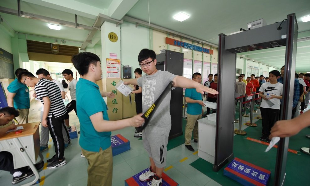 Pripreme za završni ispit kineskih srednjoškolaca ozbiljne su; od detaljnih pregleda do nadzora dronovima