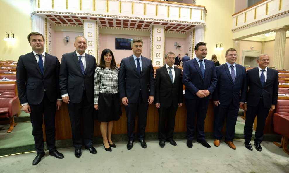 Andrej Plenković u društvu novih sedam ministara