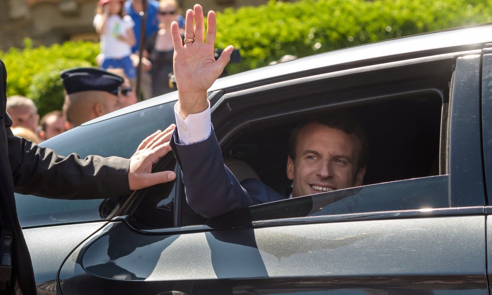 Macron maše pristašama nakon glasanja