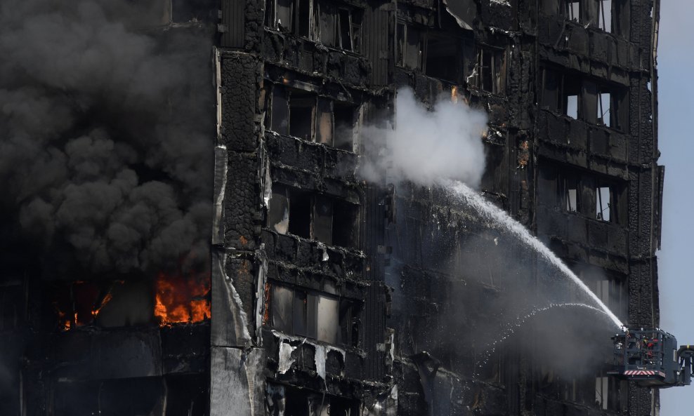 Požar je zahvatio 24 kata visok Grenfell Tower u zapadnom Londonu u srijedu rano ujutro