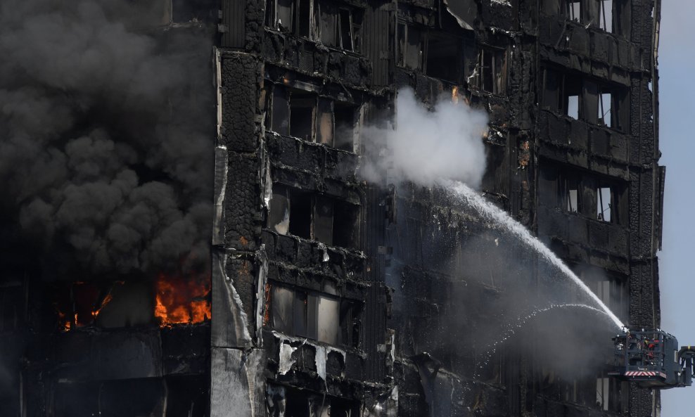 Požar je zahvatio 24 kata visok Grenfell Tower u zapadnom Londonu u srijedu rano ujutro