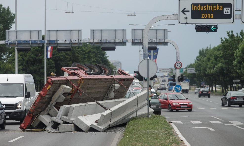 Prevrnula se prikolica betonskim blokovima