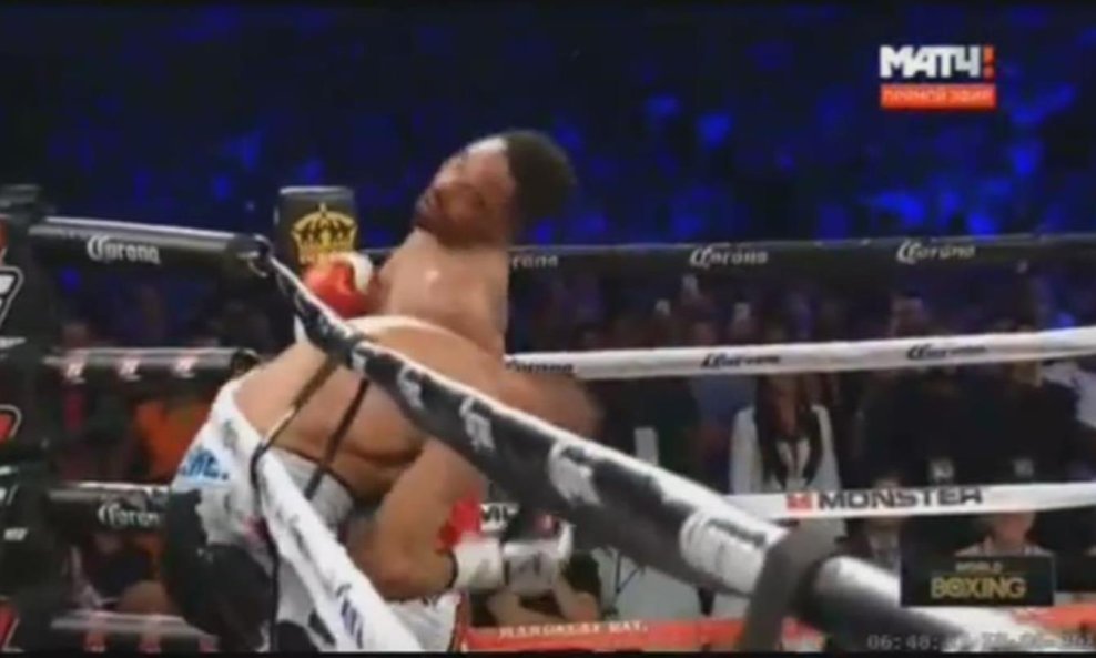 Trenutak kada je sudac prekinuo meč, Ward vs Kovalev