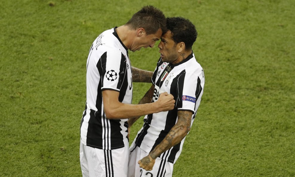 Mario Mandžukić i Dani Alves