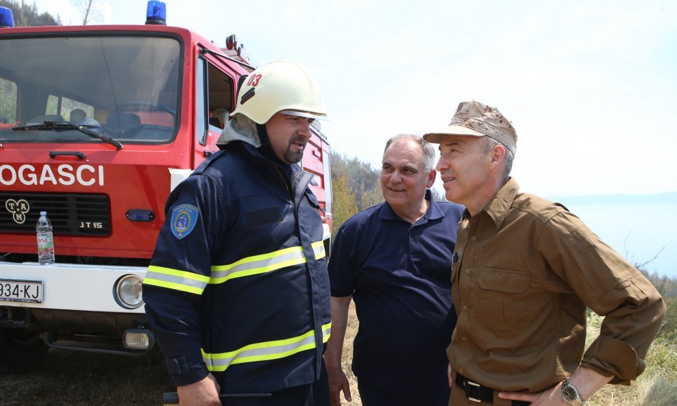Ministar obrane Damir Krstičević rekao je kako je situacija na požarištima u Dalmaciji stabilna