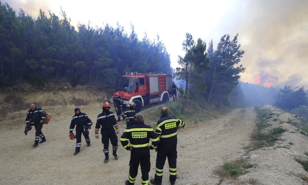 Vatrogasci na požarištu u Tučepima