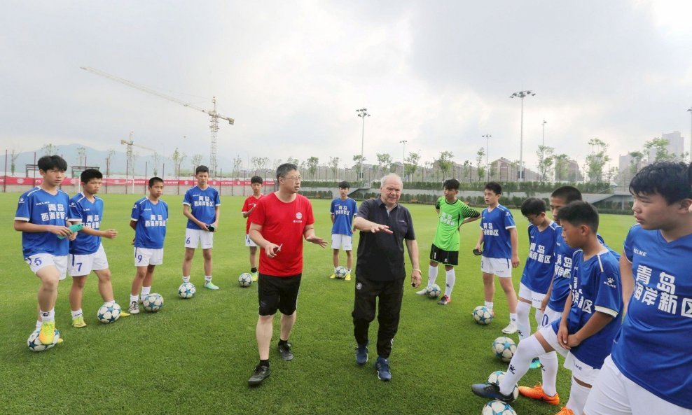 Klaus Schlappner s mladim kineskim nogometašima
