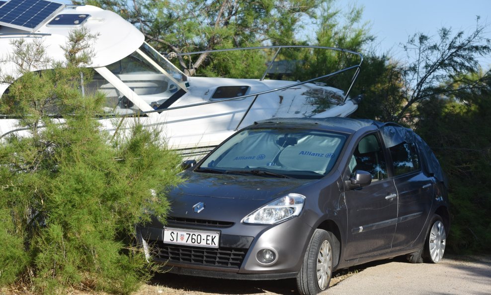 Jadrija: Gliser izletio na plažu i razbio automobil