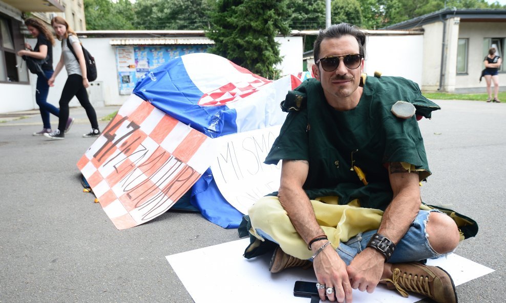 Miran Kurspahić postavio šator pred uredom uprave SC-a