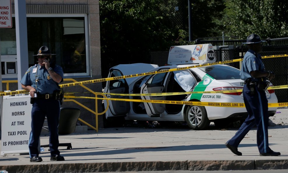 Bostonski taksist zabio se u masu ljudi