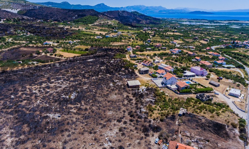 U nedjelju je na požarištu u Planome izgorjela je površina veličine sto hektara. U požaru je izgorjela i jedna nenastanjena kuća. Fotoreporter Cropixa Zvonimir Barišin zabilježio je kataklizmičan prizor sa zemlje i iz zraka.