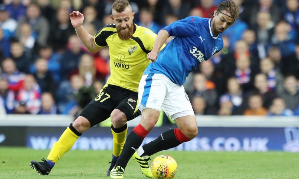 Niko Kranjčar (desno, Glasgow Rangers) vs. Aleksandr Karapetyan (Progres Niederkorn)