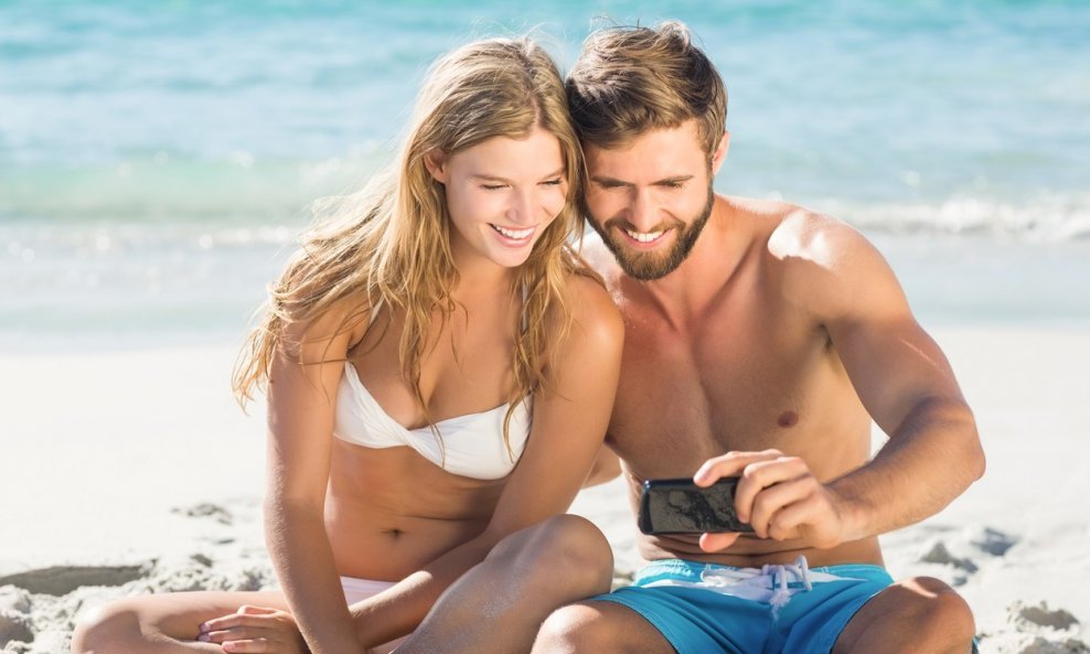 Naravno kako će smartphonei s vlasnicima završiti i na plažama - no stoga ih vrijedi dodatno paziti