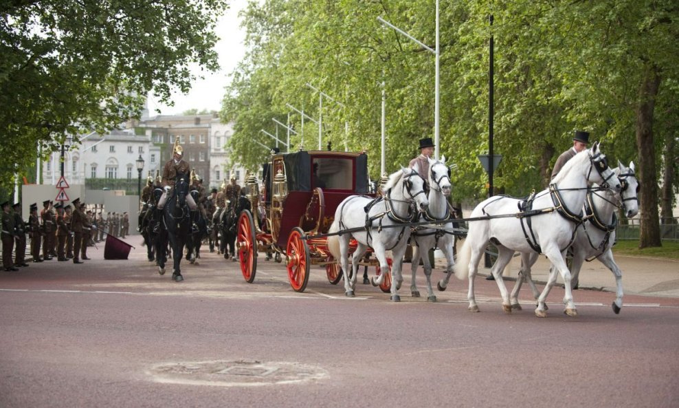 Proba konjaništva i kočije na putu prema Buckinghamskoj palači