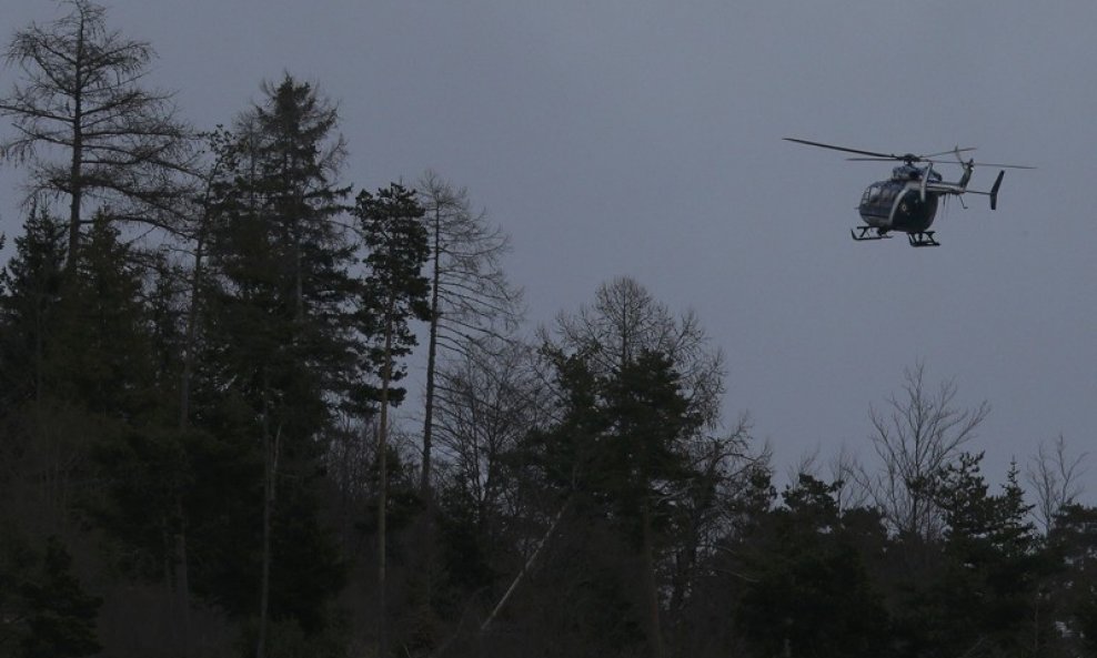 Spasioci u helikopterima preljeću mjesto pada  (10)