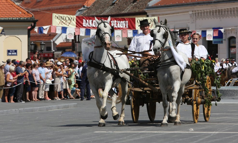 Svečana povorka sudionika 51. Đakovačkih vezova