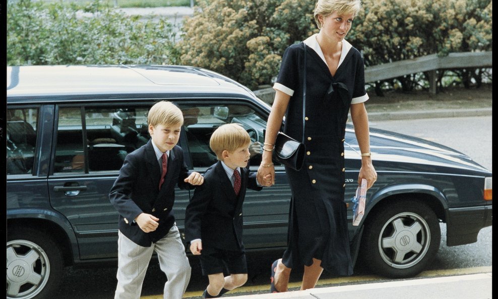 Princeza Diana s prinčevima Williamom i Harryjem