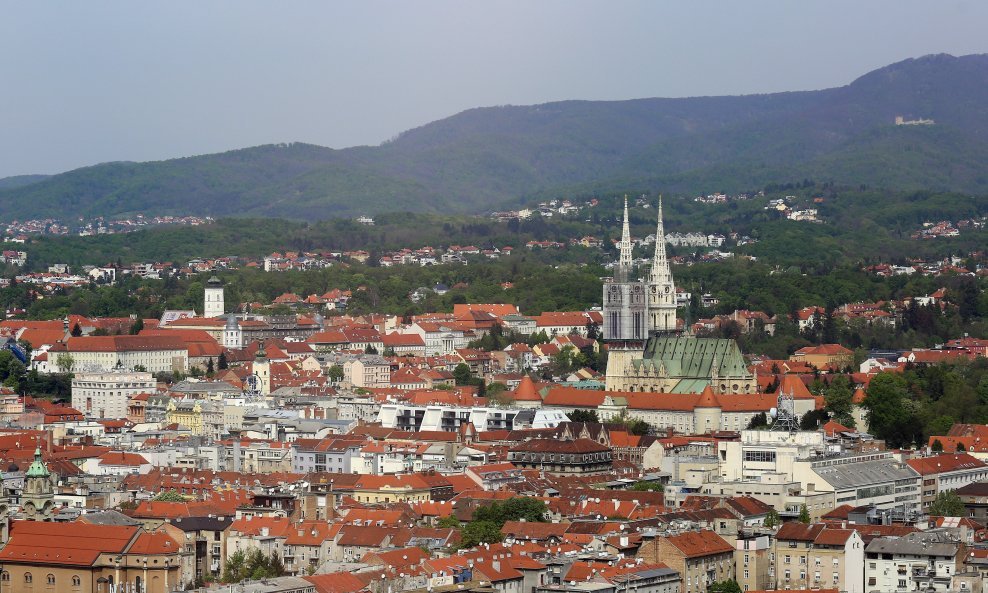 Pogled na Zagreb s nebodera u Strojarskoj ulici
