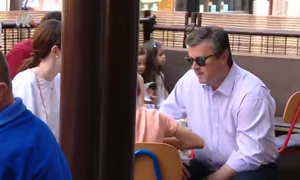 Tihomir Orešković pije kavu na zagrebačkoj špici