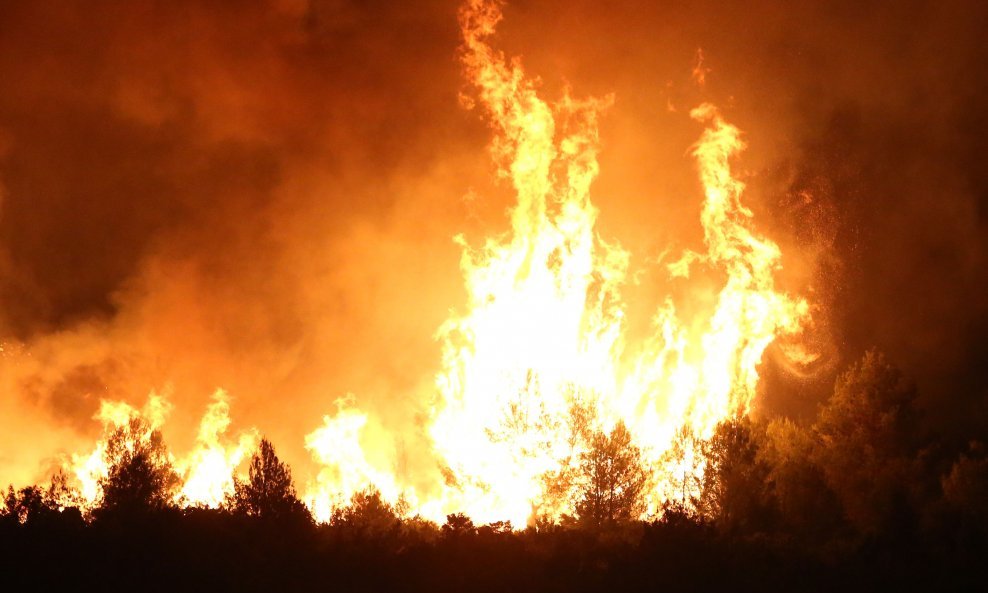 Zbog velikog požara u Crnoj Gori evakuirano 300 ljudi
