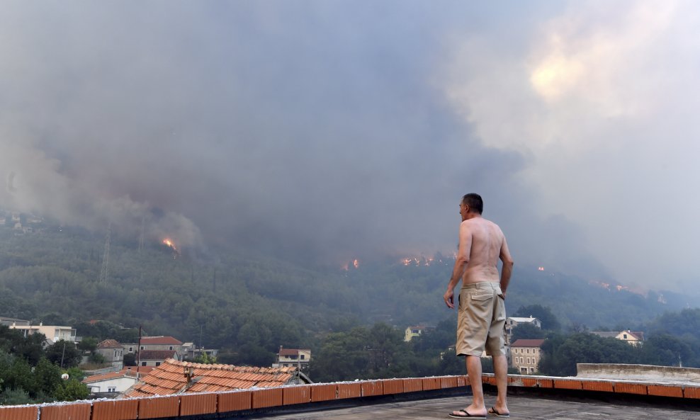Veliki šumski požar koji je buknuo u mjestu Tugare proširio se do Privora kod Žrnavice